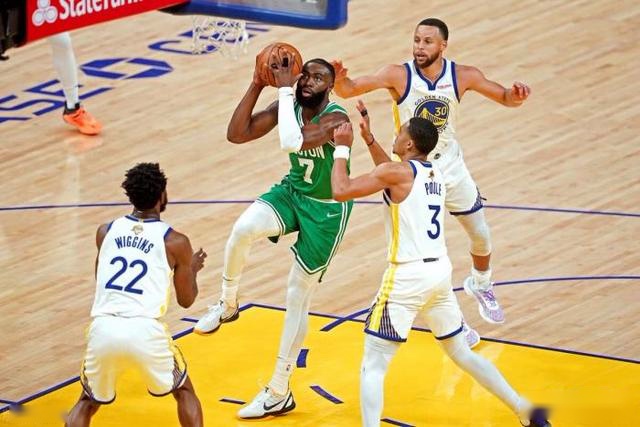 沃特斯35+7胡明轩27分广东胜上海 王哲林30+13