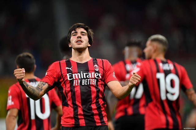 钟鼓和鸣逐绿茵 百面崇阳铜鼓奏响“楚超”咸宁主场